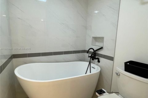 Condominio en alquiler en Bay Harbor Islands, Florida, 2 dormitorios, 120.77 m2 № 2059682 - foto 22