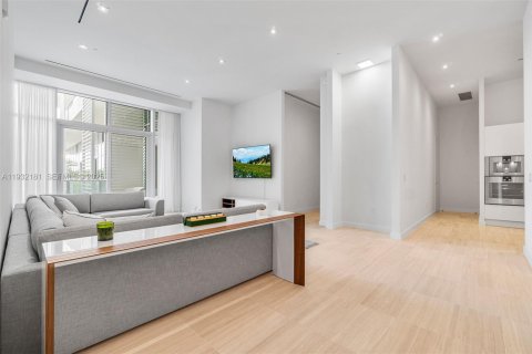 Condo in Miami Beach, Florida, 3 bedrooms  № 1990786 - photo 1