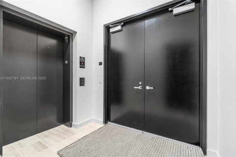 Condo in Miami Beach, Florida, 3 bedrooms  № 1990786 - photo 30