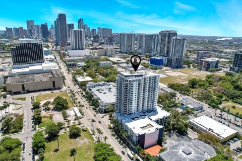 Condominio en alquiler en Miami, Florida, 1 dormitorio, 70.88 m2 № 1926218 - foto 2