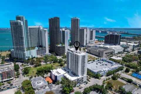 Condominio en alquiler en Miami, Florida, 1 dormitorio, 70.88 m2 № 1926218 - foto 1