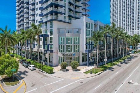Condominio en alquiler en Miami, Florida, 1 dormitorio, 70.88 m2 № 1926218 - foto 3