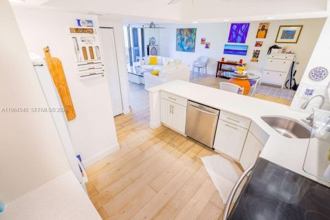 Condo in Hollywood, Florida, 2 bedrooms № 2025947 - photo 15