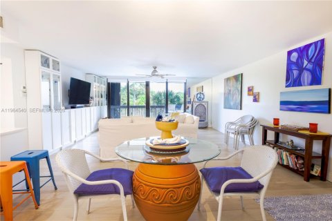 Condo in Hollywood, Florida, 2 bedrooms № 2025947 - photo 5