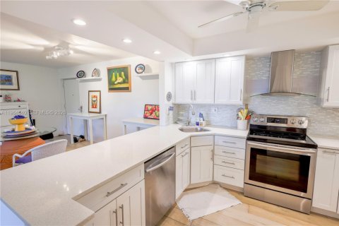 Condo in Hollywood, Florida, 2 bedrooms № 2025947 - photo 17