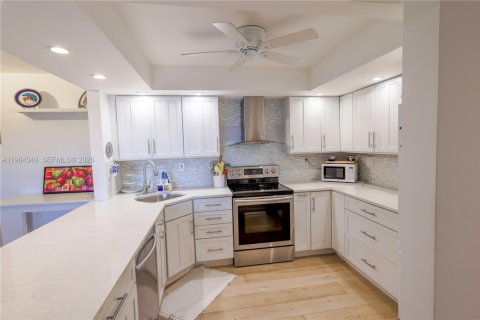 Condo in Hollywood, Florida, 2 bedrooms № 2025947 - photo 16