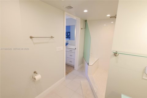 Condo in Hollywood, Florida, 2 bedrooms № 2025947 - photo 25
