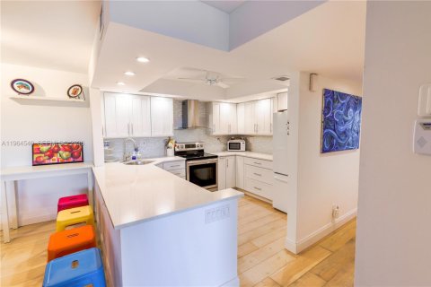 Condo in Hollywood, Florida, 2 bedrooms № 2025947 - photo 14