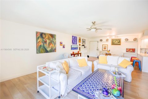 Condo in Hollywood, Florida, 2 bedrooms № 2025947 - photo 12
