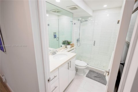 Condo in Hollywood, Florida, 2 bedrooms № 2025947 - photo 24