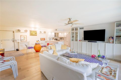 Condo in Hollywood, Florida, 2 bedrooms № 2025947 - photo 10