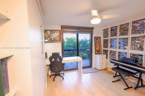 Condo in Hollywood, Florida, 2 bedrooms № 2025947 - photo 19