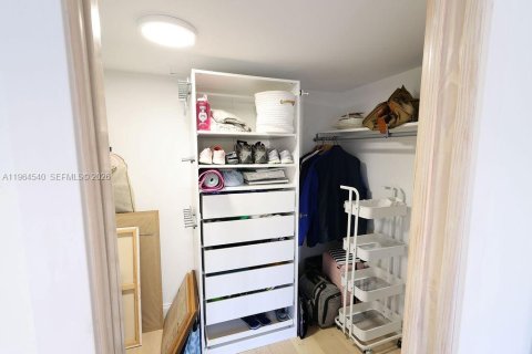 Condo in Hollywood, Florida, 2 bedrooms № 2025947 - photo 23