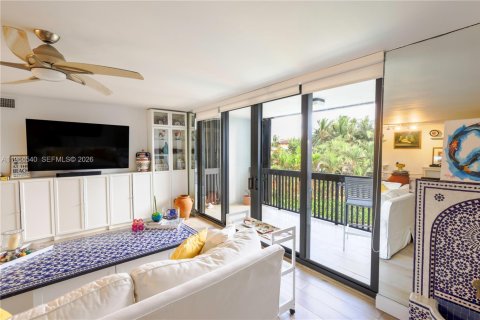 Condo in Hollywood, Florida, 2 bedrooms № 2025947 - photo 9