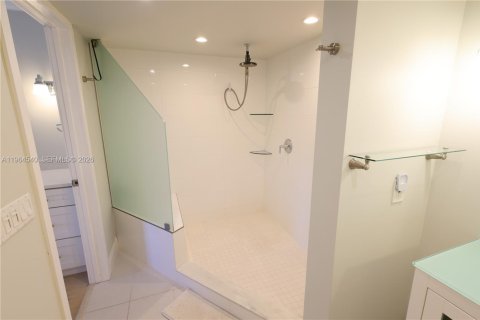 Condo in Hollywood, Florida, 2 bedrooms № 2025947 - photo 26