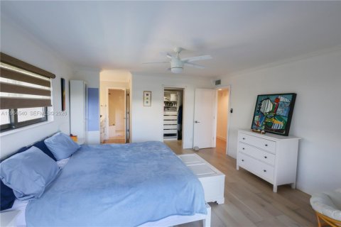 Condo in Hollywood, Florida, 2 bedrooms № 2025947 - photo 22