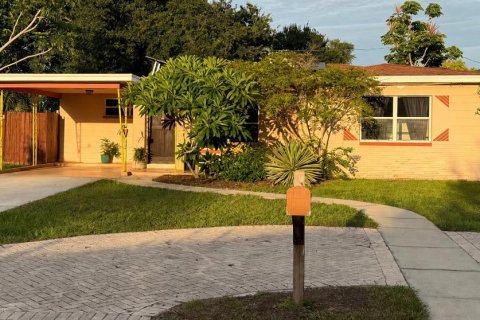 House in Gulfport, Florida 2 bedrooms, 94.11 sq.m. № 2316566