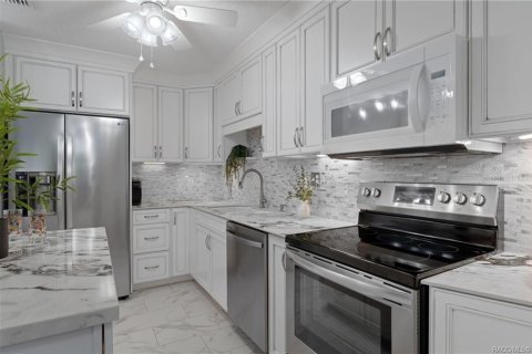 Condo in Inverness, Florida, 2 bedrooms № 2239359 - photo 9