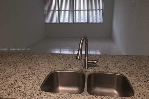 Condo in Miami, Florida, 1 bedroom  № 1849334 - photo 14
