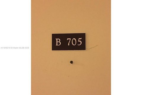 Condo in Miami, Florida, 1 bedroom  № 1849334 - photo 7