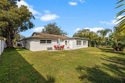 House in Largo, Florida 3 bedrooms, 157.66 sq.m. № 2238153 - photo 27