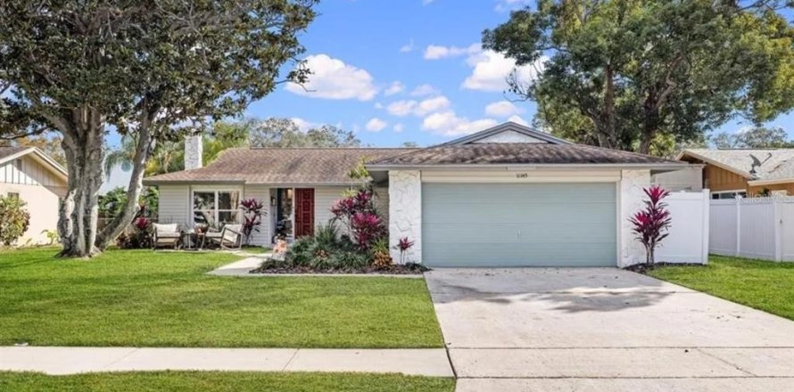 House in Largo, Florida 3 bedrooms, 157.66 sq.m. № 2238153