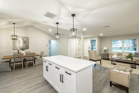 House in Largo, Florida 3 bedrooms, 157.66 sq.m. № 2238153 - photo 10