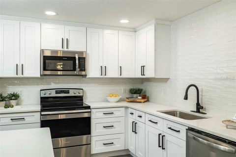 House in Largo, Florida 3 bedrooms, 157.66 sq.m. № 2238153 - photo 12