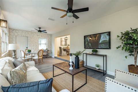House in Largo, Florida 3 bedrooms, 157.66 sq.m. № 2238153 - photo 6