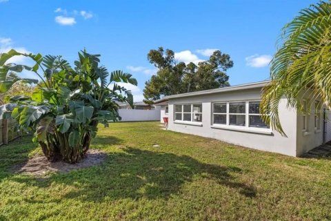 House in Largo, Florida 3 bedrooms, 157.66 sq.m. № 2238153 - photo 25
