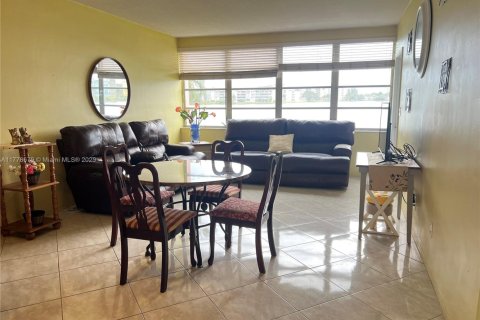 Купить кондоминиум в Майами, Флорида 1 спальня, 73.67м2, № 1936608 - фото 1