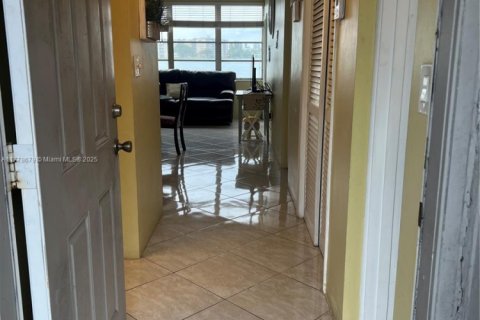 Condo in Miami, Florida, 1 bedroom  № 1936608 - photo 4