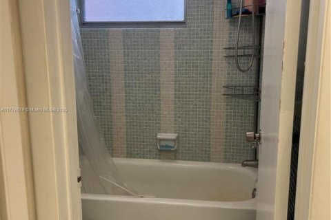 Купить кондоминиум в Майами, Флорида 1 спальня, 73.67м2, № 1936608 - фото 11
