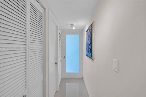 Condo in Miami Beach, Florida, 2 bedrooms № 2020616 - photo 11