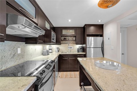 Condo in Miami Beach, Florida, 2 bedrooms № 2020616 - photo 12