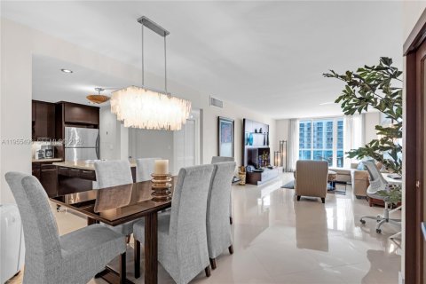 Condo in Miami Beach, Florida, 2 bedrooms № 2020616 - photo 3
