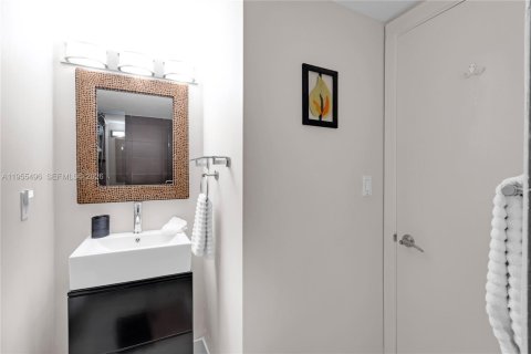 Condo in Miami Beach, Florida, 2 bedrooms № 2020616 - photo 27