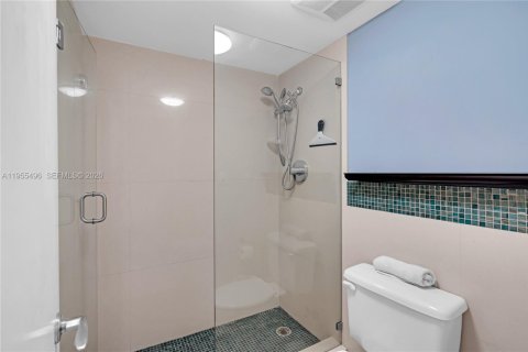 Condo in Miami Beach, Florida, 2 bedrooms № 2020616 - photo 18