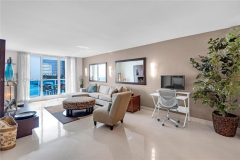 Condo in Miami Beach, Florida, 2 bedrooms № 2020616 - photo 4