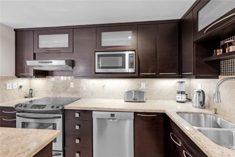 Condo in Miami Beach, Florida, 2 bedrooms № 2020616 - photo 10