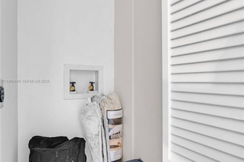 Condo in Miami Beach, Florida, 2 bedrooms № 2020616 - photo 23