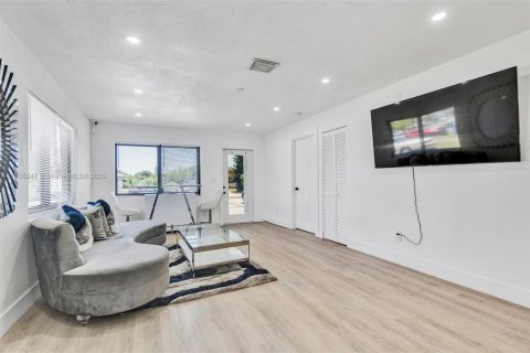 House in West Park, Florida 3 bedrooms № 1739125 - photo 11