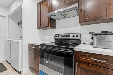 House in West Park, Florida 3 bedrooms № 1739125 - photo 8