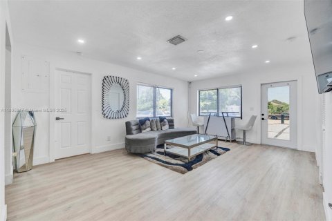 House in West Park, Florida 3 bedrooms № 1739125 - photo 10