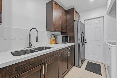 House in West Park, Florida 3 bedrooms № 1739125 - photo 9