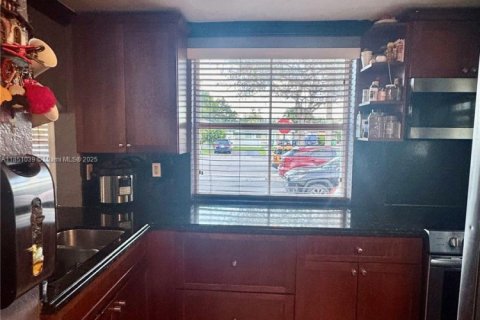 Townhouse in Cutler Bay, Florida 2 bedrooms, 94.76 sq.m. № 2012898 - photo 13