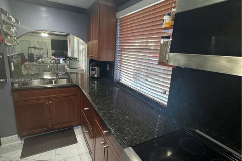 Townhouse in Cutler Bay, Florida 2 bedrooms, 94.76 sq.m. № 2012898 - photo 12