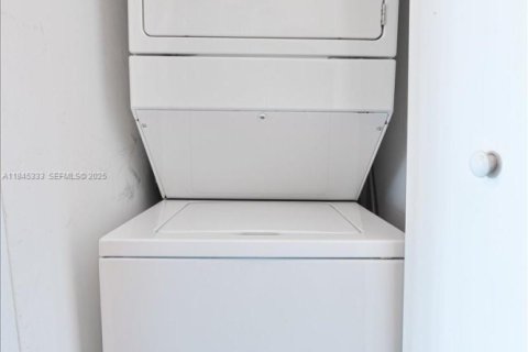 Condominio en venta en Miami, Florida, 1 dormitorio, 66.43 m2 № 2034521 - foto 16