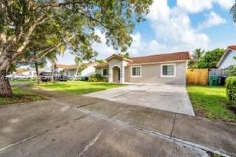House in Miami, Florida 3 bedrooms, 117.06 sq.m. № 1936580 - photo 9
