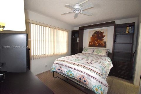 Condo in Pembroke Pines, Florida, 2 bedrooms  № 1790996 - photo 13